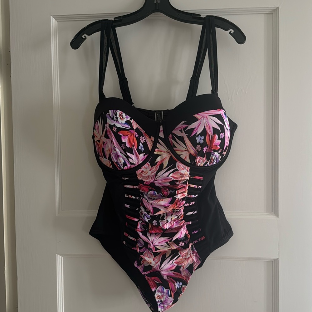Tummy Control UNDERWIRE ONE PIECE SWIMSUIT Black w/ Floral Design Sz 18